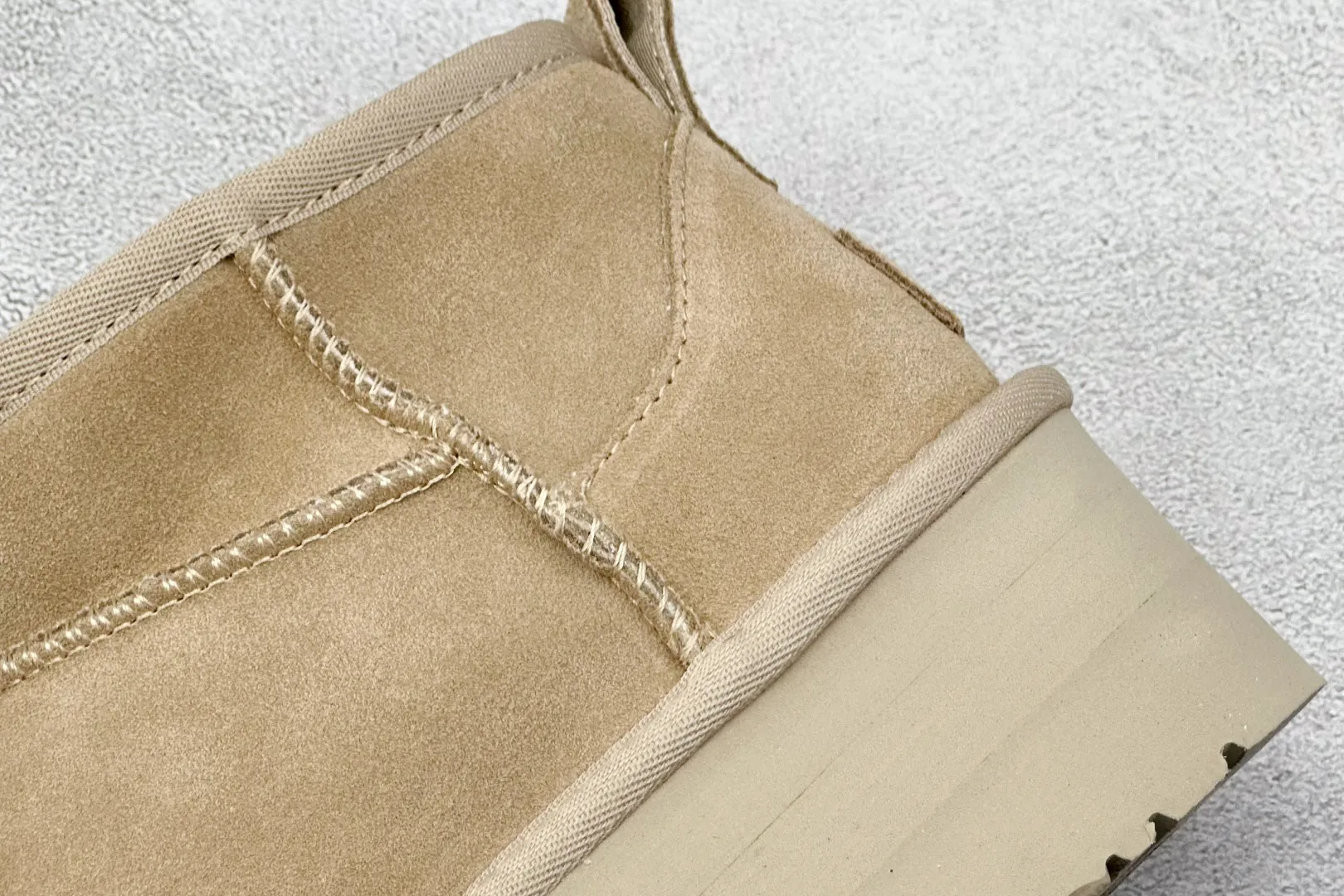 🐲💰 520 supports store placement. The top version on the market is UGG sheepskin snow boots. Mini thick-soled short-tube 5cm. Xiaohongshu’s hot model. Produced by a major foreign trade factory in Guangzhou. Genuine sheepskin from toe to insole. Independent outer box packaging. Chip. Waterproof technology. Different from any version on the market. 5cm thick sole. Independent original development of outsole. Cashmere insole. Keep warm in winter. It is a very suitable choice for home use. In the new year, uug launches a style series. Partly catered to the preferences of young consumers, it has also moved to the forefront of fashion trends. Shoe body material: water-repellent coated suede upper, 17 mm UGGPURE™ implanted wool insole, lightweight non-slip comfortable rubber outsole, brand LOGO trademark, complete package, item number: 1135092, size: 35 36 37 38 39 40
